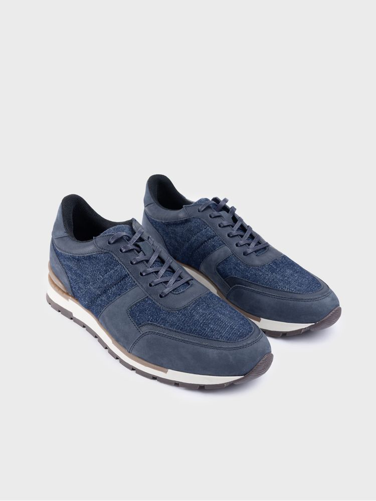 Sneaker Que Combina Cuero Nobuck Suave con Detalles en Tela de Jean 38503