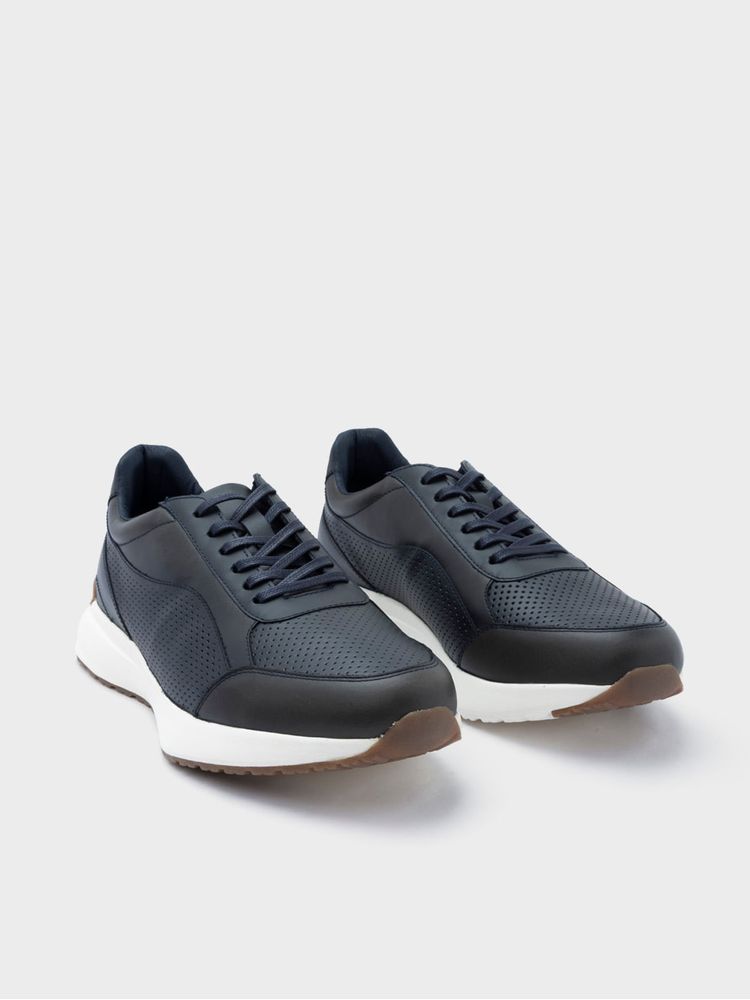 Tenis Casual con Capellada en Cuero Perforado 42720